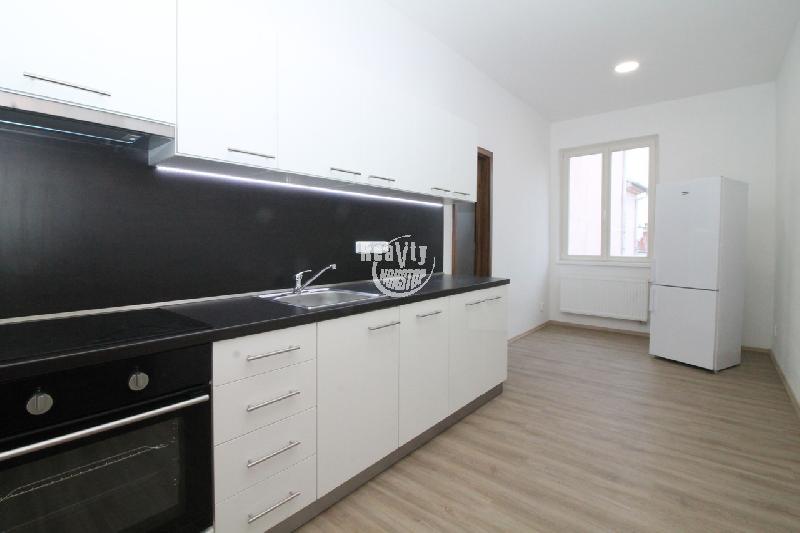 Pronájem zděného bytu 2+1, Masarykovo náměstí, Jihlava - foto 1 z 7