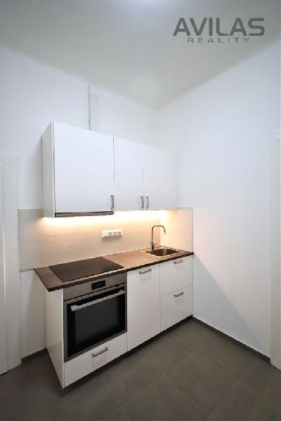 Pronájem bytu 1+kk 32 m2, Praha - Smíchov - foto 1 z 9