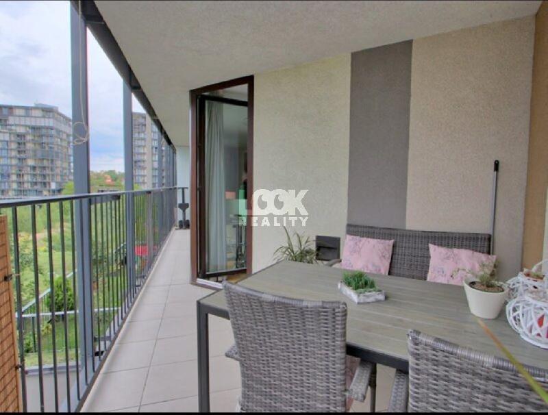Pronájem, krásný byt, 1+kk, 42 m2, Pitterova, Praha 3 - Žižkov, terasa 11 m2, parkování, sklep - foto 1 z 8