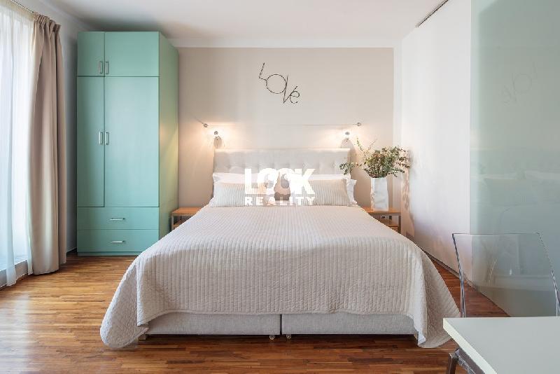 Pronájem, krásný byt 1+kk, Holečkova, Praha 5 - Smíchov, garáž, úklid, internet, nedaleko Petřín - foto 1 z 4