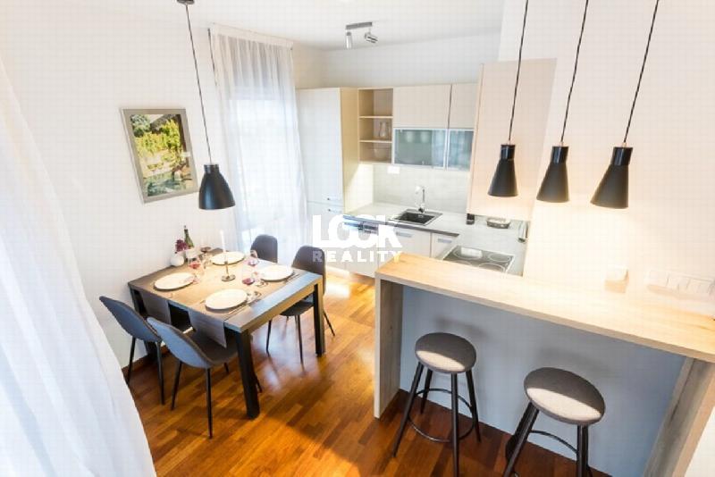 Pronájem, krásný byt 2+kk, 61 m2, Horská, Praha 2 - Nové Město, balkon, centrum, v rezidenci - foto 1 z 9