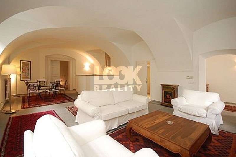 Pronájem, krásný byt 2+kk, 92 m2, Vlašská, Praha 1, zahrádka, 2 koupelny, blízko Pražského hradu - foto 1 z 10