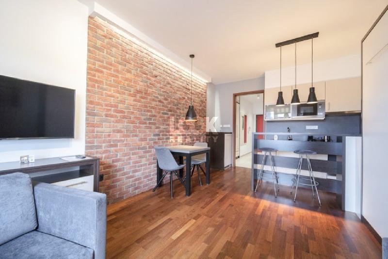 Pronájem, luxusní byt 1+kk, Horská, Praha 2 - Nové Město, 30 m2, terasa, garáž, zahrada, úklid - foto 1 z 10