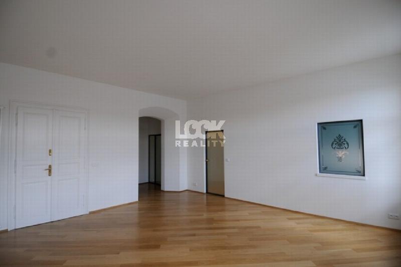 Pronájem, luxusní byt 4+1, Hořejší nábřeží, Praha 5 - Smíchov, 114 m2, 3 balkóny, nedaleko metra - foto 1 z 6
