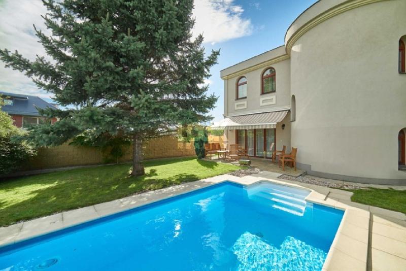 Pronájem, luxusní vila 4+1, 243 m2, Nebušická, Praha 6 - Nebušice, krb, bazén, zahrada 380 m2, garáž - foto 1 z 4