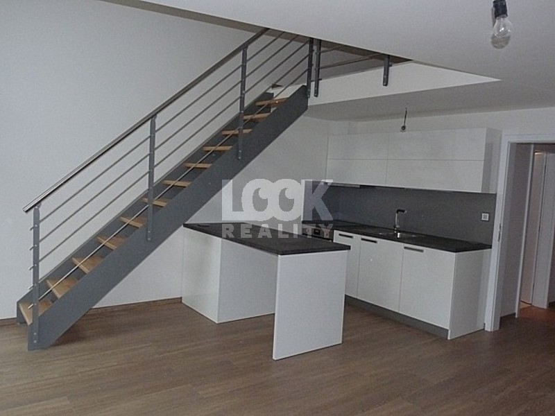 Pronájem, slunný loft 2+kk, U libeňského pivovaru, Praha 8 - Libeň, balkon, parkování - foto 1 z 4