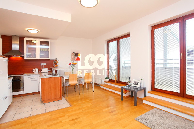 Pronájem, světlý a zařízený byt 2+kk, 50 m2, Heinemannova, Praha 6 , terasa, balkon, kratkodobě - foto 1 z 10