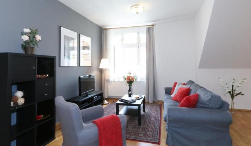 Pronájem, světlý byt 2+kk, Na Kozačce, Praha 2 - Vinohrady, blízko parku Grébovka, blízko metra - foto 1 z 8