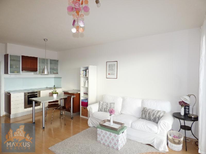 Prodej světlého bytu 1+kk/B (38 m2), Praha 8 -Troja, Hnězdenská - foto 1 z 8