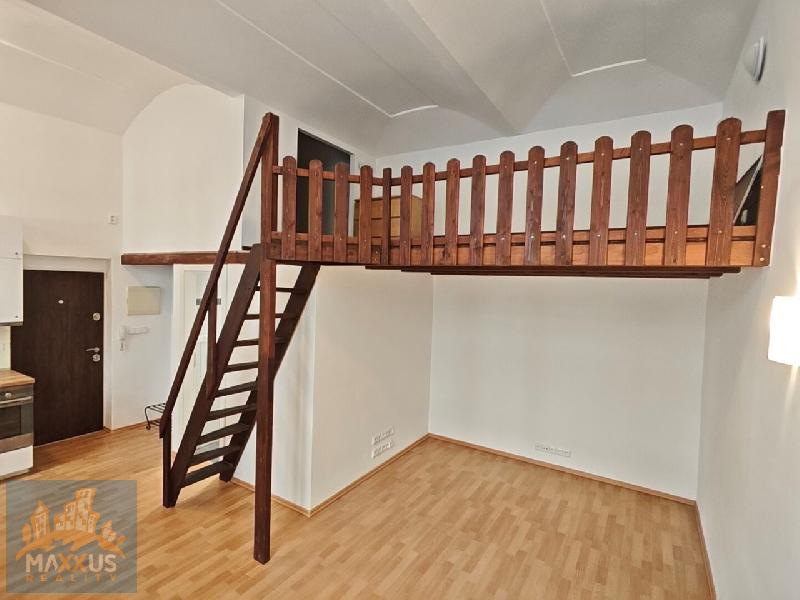 Pronájem bytu 1+kk (30 m2), Praha 5 - Smíchov, Křížová - foto 1 z 9