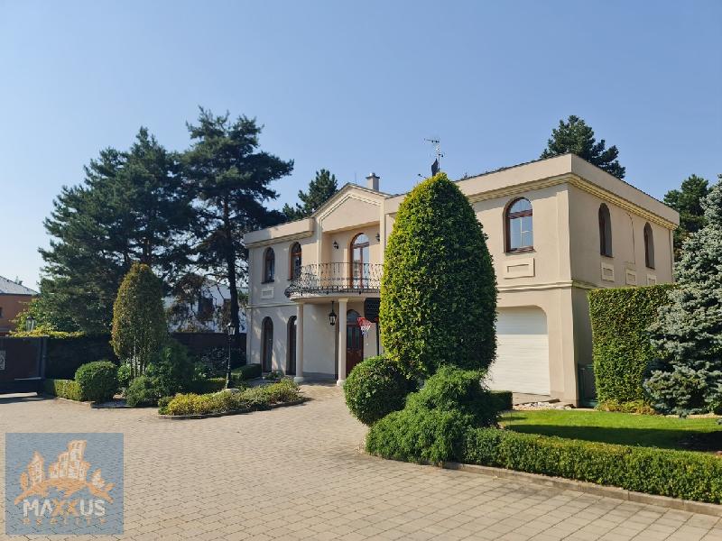 Pronájem luxusní vily 5+1/T (243 m2), zahrada (382 m2), bazén, dvojgaráž, Praha 6 - Nebušice - foto 1 z 8