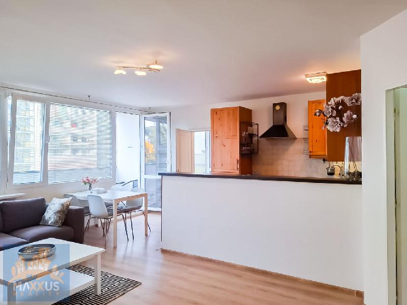 Pronájem světlého bytu 4+kk (91,4 m2) se třemi lodžiemi  - Praha 10, Vršovice , ul. Kazašská - foto 1 z 10