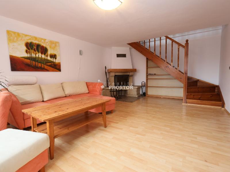 Pronájem RD 4+1/T/B  120m2, park. stání, se sdílenou zahradou Praha - západ Jinočany - foto 1 z 5