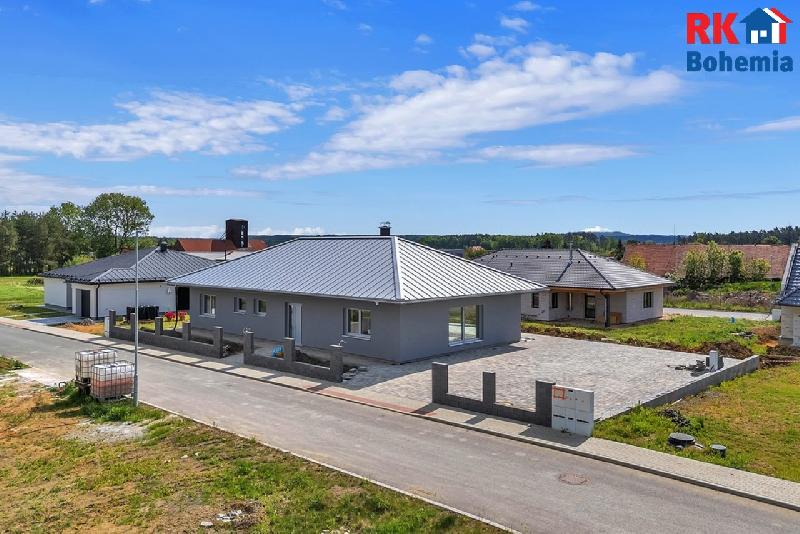 Prodej, rodinný dům 5+kk, pozemek 841 m2, Sukorady u Mladé Boleslavi - foto 1 z 9