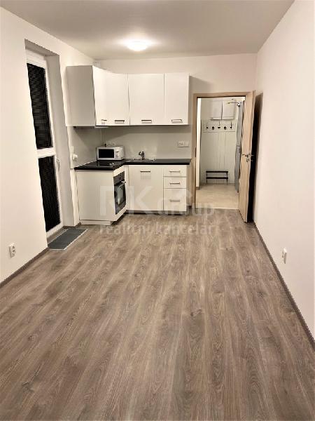 Prodej bytu 1+kk, 30,7 m2 s balkonem 3 m2 a sklepem 4m2 v novostavbě, P-10, ul. Horolezecká - foto 1 z 10