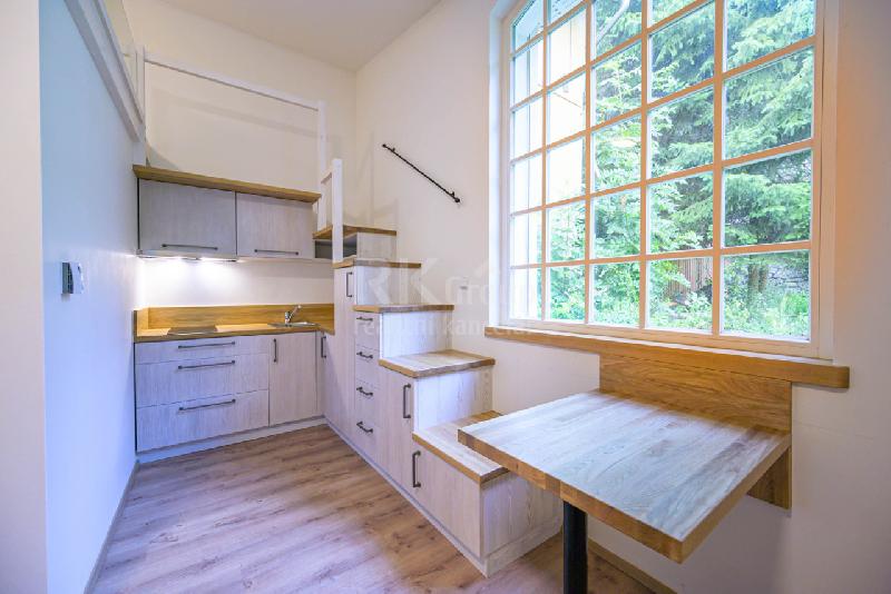 Pronájem atypického bytu 1+kk, 30 m2, v zahradním domku se spol. zahradou, Praha 5, ul. K Dalejím - foto 1 z 8