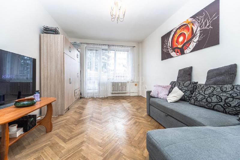 Pronájem bytu 2+1, 53 m2 s balkonem a sklepem, ve 3.np. domu s výtahem, P 3 - Žižkov, ul. Pod Lipami - foto 1 z 9