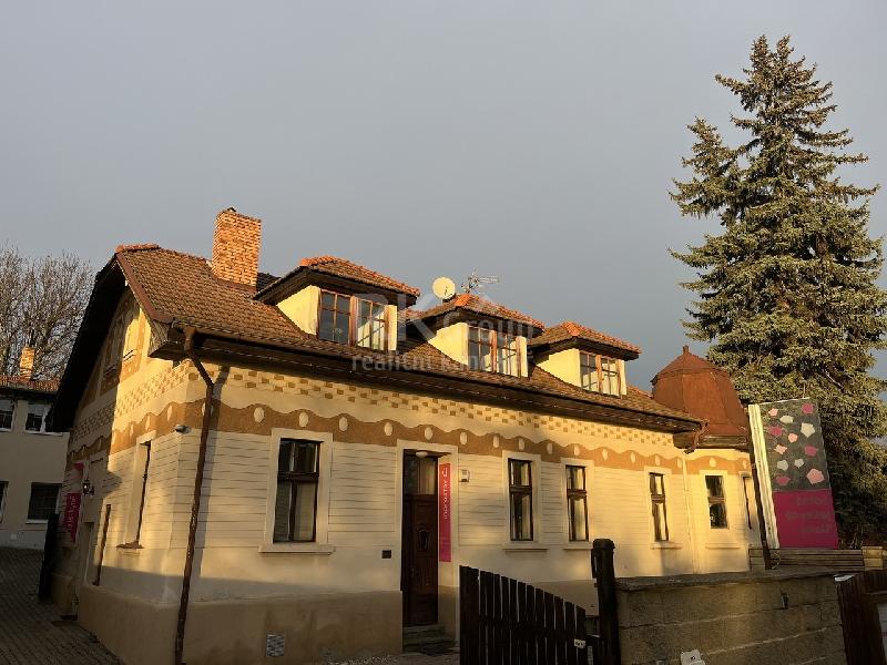 Pronájem bytu 4+kk 140 m2 ve Slaném - foto 1 z 10