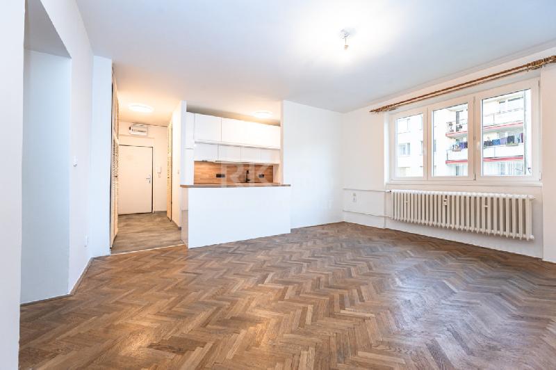 Pronájem hezkého bytu 2+kk s balkónem v klidné části Stašnic, ul. Na Polníku. - foto 1 z 9