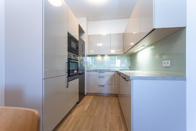 Pronájem nového bytu 2kk, 64 m2 s velkou lodžií, parkovacím stáním i sklepem, Praha 7 - Holešovice - foto 1 z 8
