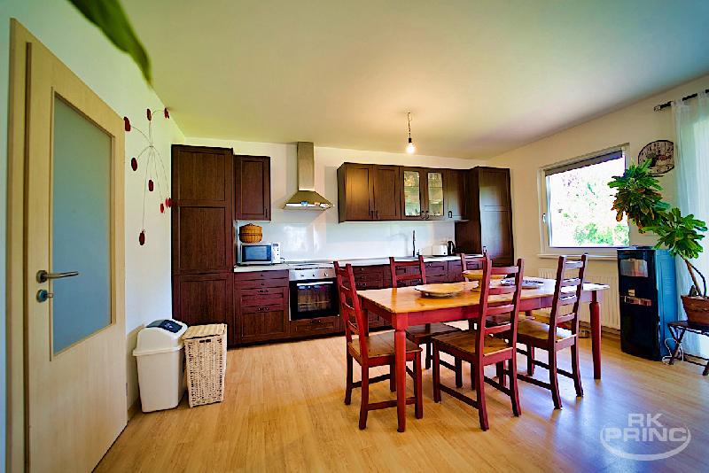 Prodej rodinného domu 4+kk na pozemku 868 m2, obec Škvorec, Praha-východ - foto 1 z 2