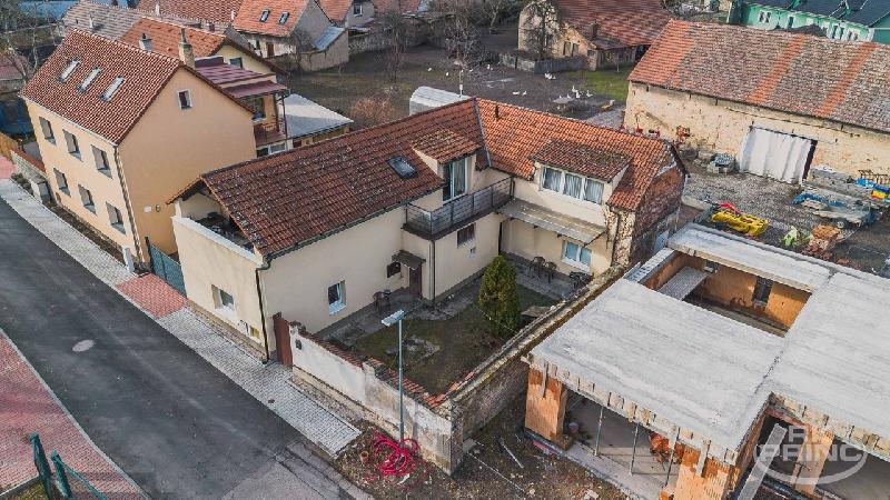 Prodej rodinný dům 6+2, na pozemku 225 m2, obec Mochov, okr. Praha východ - foto 1 z 9