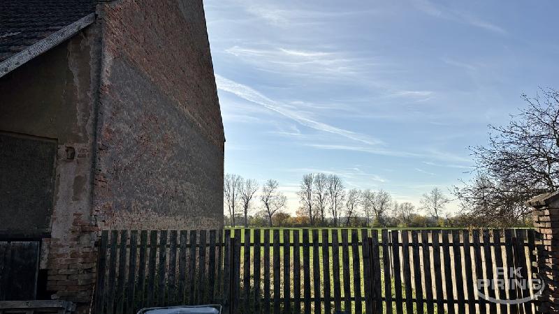 Prodej statku se stodolou k rekonstrukci. Pozemek 1145 m2. - foto 1 z 7