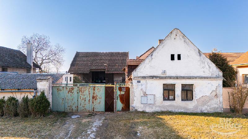 Prodej statku se stodolou k rekonstrukci. Pozemek 1145 m2. Pňov. - foto 1 z 3
