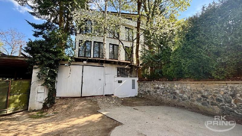 Pronájem 1+kk, 40 m? – Luxusní dům se zahradou, bazénem a výhledem, Praha – Barrandov - foto 1 z 6