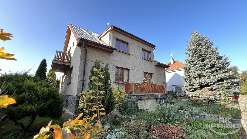 Rodinný dům 230 m2 o dispozici 2x bytová jednotka s garáží na pozemku 740 m? - foto 1 z 9