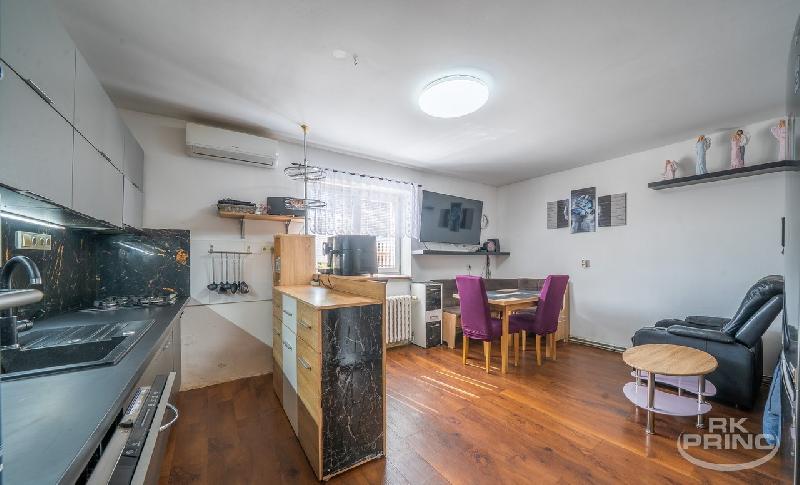 Velký rodinný dům 2x 4+KK, 240 m2, na pozemku 1.032 m2, Tišice, Melnik - foto 1 z 5