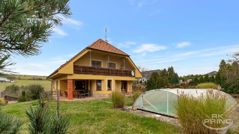 Velký rodinný dům 6 + 2, na pozemku 1.067 m2, Tuchoměřice, Praha západ. - foto 1 z 6