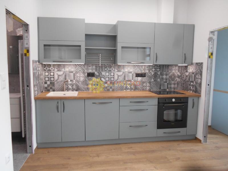 Pronájem pěkného bytu 2+1 s balkónem po kompletní rekonstrukci v centru Hradce Králové - foto 1 z 10